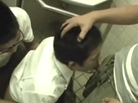 公衆便所でゲイに痴漢されたノンケ!トイレで強制フェラチオ顔射
