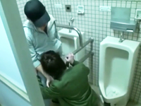 公衆トイレで巡り合った男子が積極的に股間を求め合う!発展場で出会って即合体